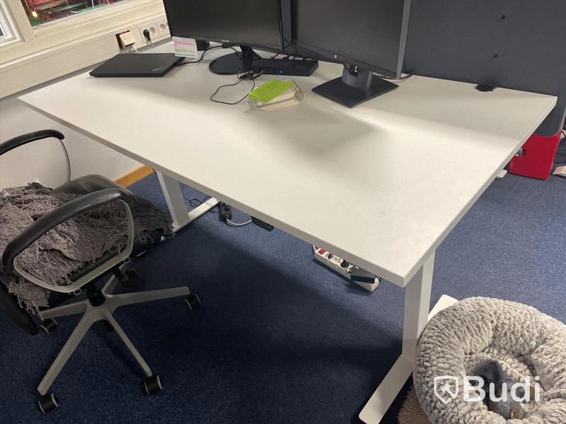 Höj- och sänkbart bord med kontorsstol