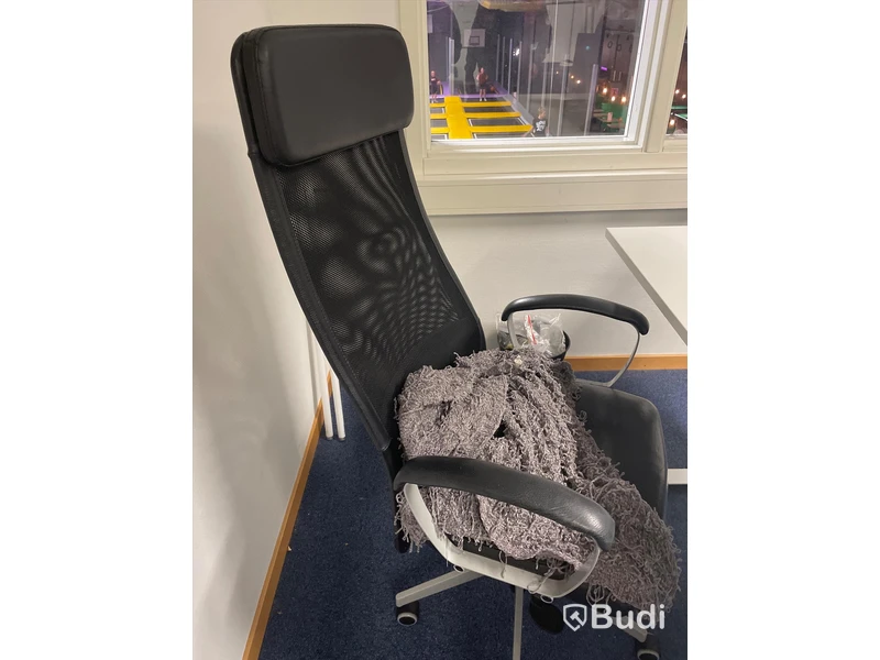 Höj- och sänkbart bord med kontorsstol