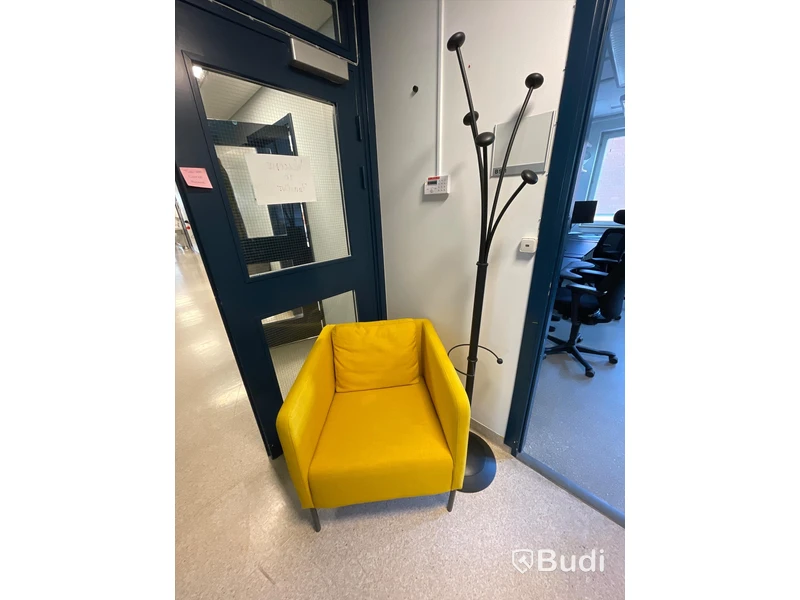 Gul fåtölj och klädhängare