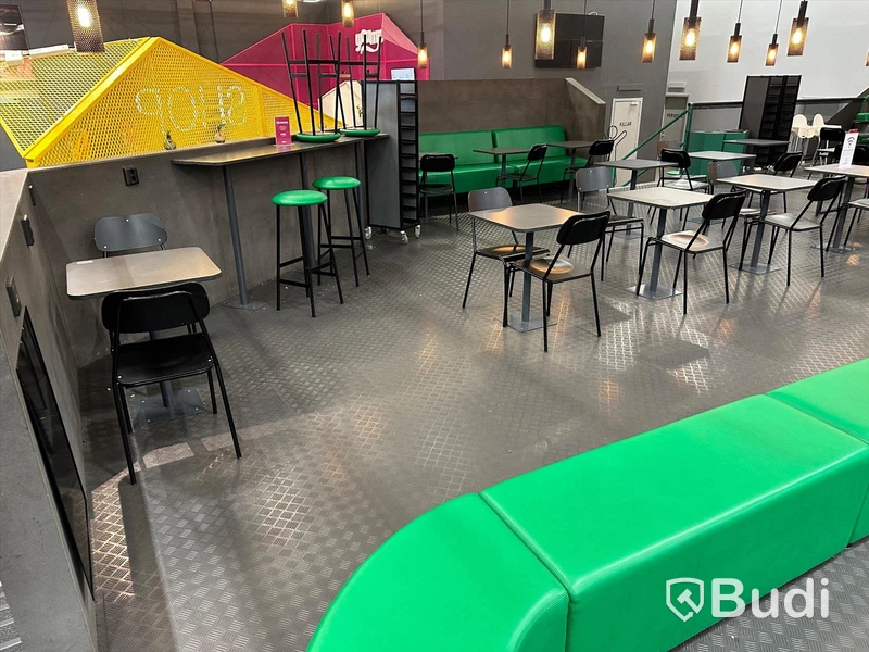 Café (16st bord + 35 stolar m.m.) Se beskrivning