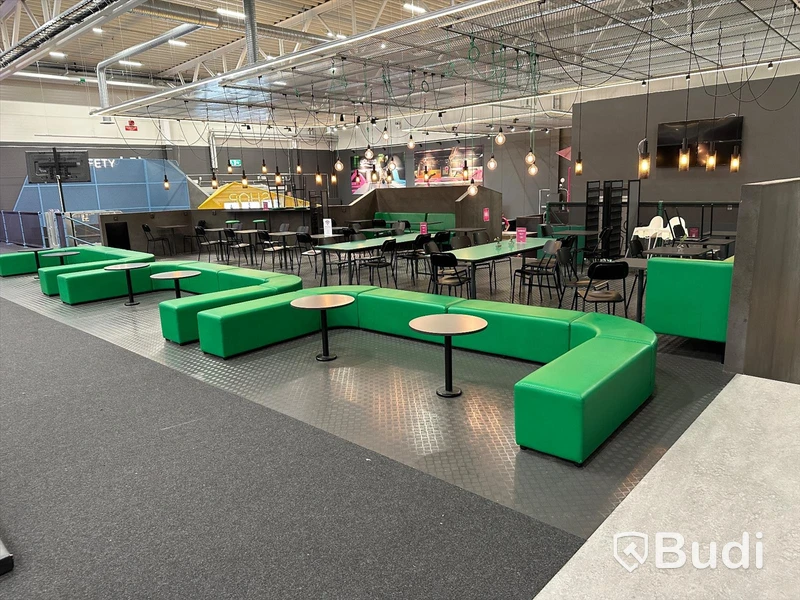 Café (16st bord + 35 stolar m.m.) Se beskrivning