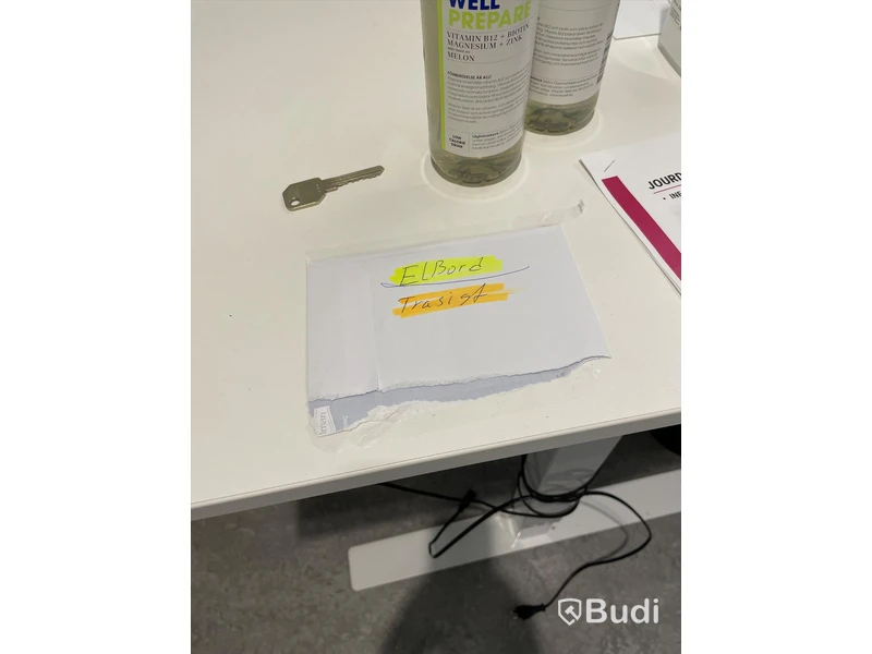 Höj och sänkbart skrivbord med kontorsstol. OBS! Defekt.