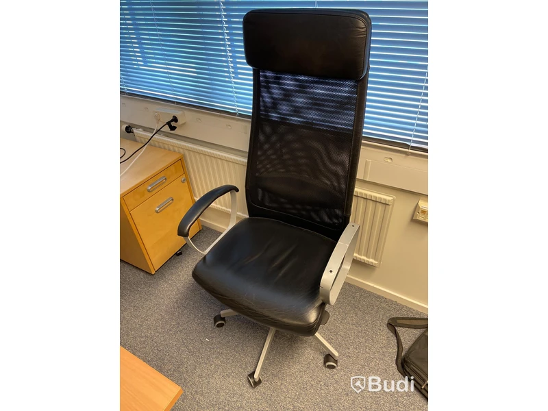 Höj- och sänkbart skrivbord, kontorsstol samt hurts