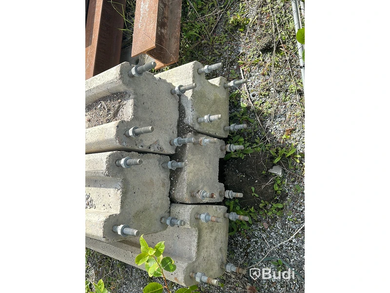 6st lyktstolpar samt 5st betongfundament.
