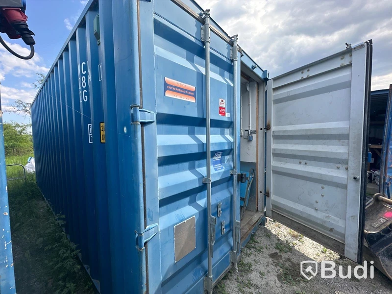 20 fots container med innehåll bl.a dubbla elskåp
