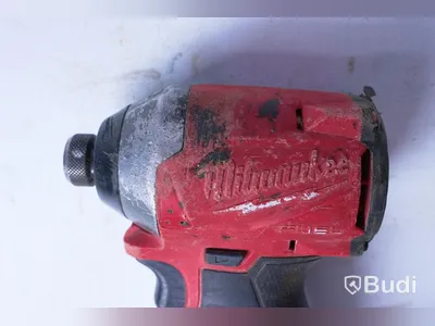 Verktygspaket - Milwaukee. Se bilder för specifikationer. OBS! väskan skadad, batterier saknas. Ej funktionstestad.