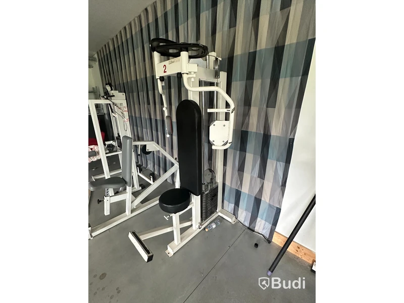 Äldre gymmaskin, bröstpress