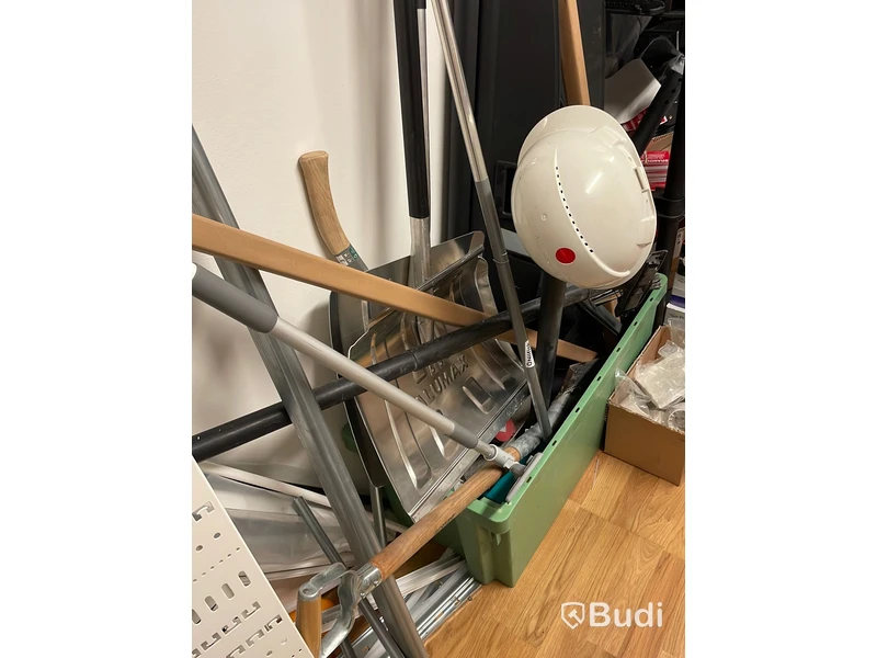 Diverse byggmaterial och lampor