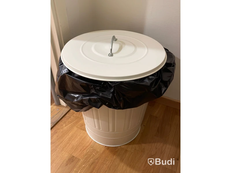 Köksinventarier, Bord, 2 st microvågsugnar, soptunna