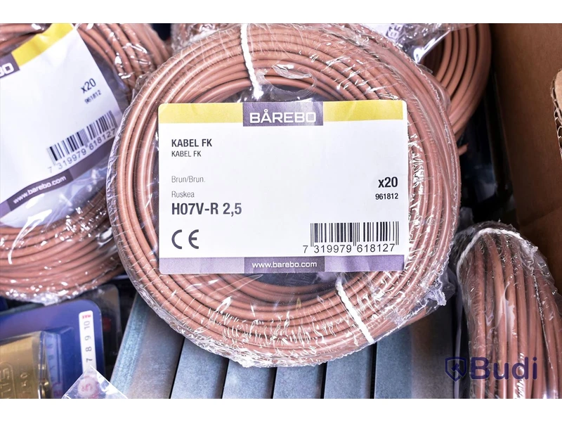 Parti med kabel, hänglås, aluminiumslang, måttstockar m.m. Ny.