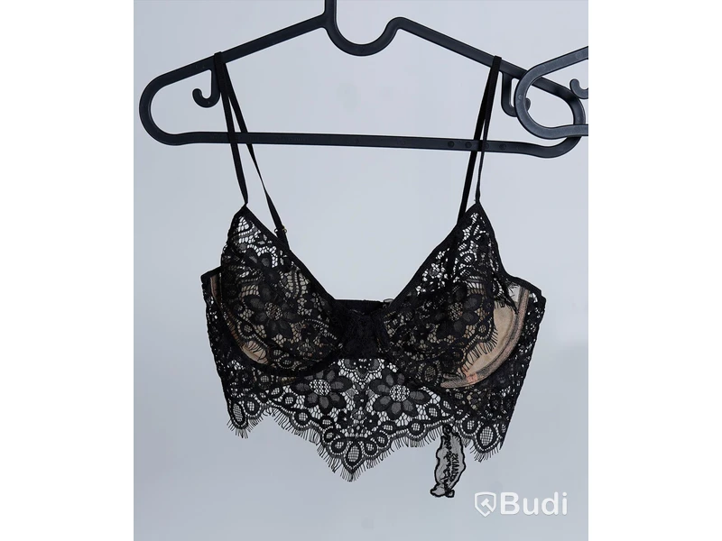 1 st BH i spets med bygel - For Love and Lemons, stl L, svart, se bilder. Totalt ord. pris ink. moms ca: 1000 kr