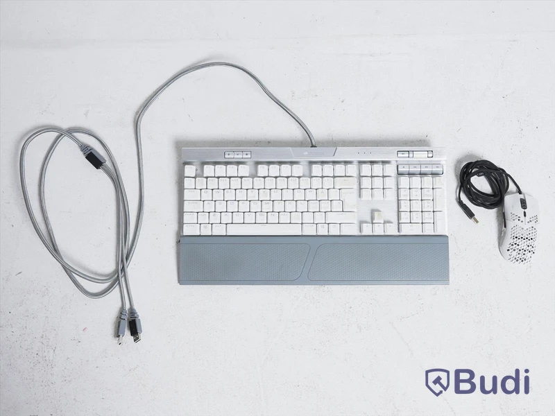 Gamingpaket m tangentbord och mus - CORSAIR K70 RGB MK.2 SE Mechanical Gaming Keyboard samt Glorious Model-O mus, ord pris ink moms ca: 2500 kr. OBS! tecken på användning, se bilder