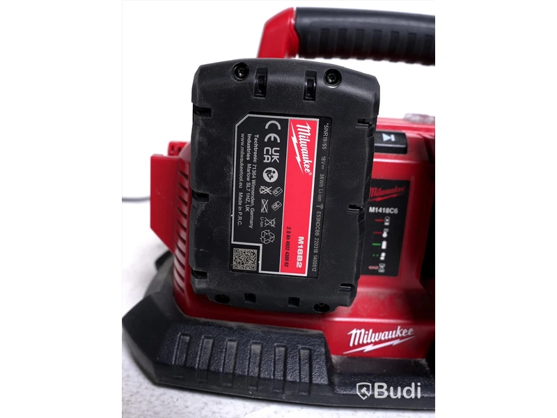 Verktygspaket Milwaukee, NY - 2 st skruvdragare, 2 st batterier samt 1 st laddstation, se beskrivning nedan. Totalt ord pris ink moms ca: 8700 kr