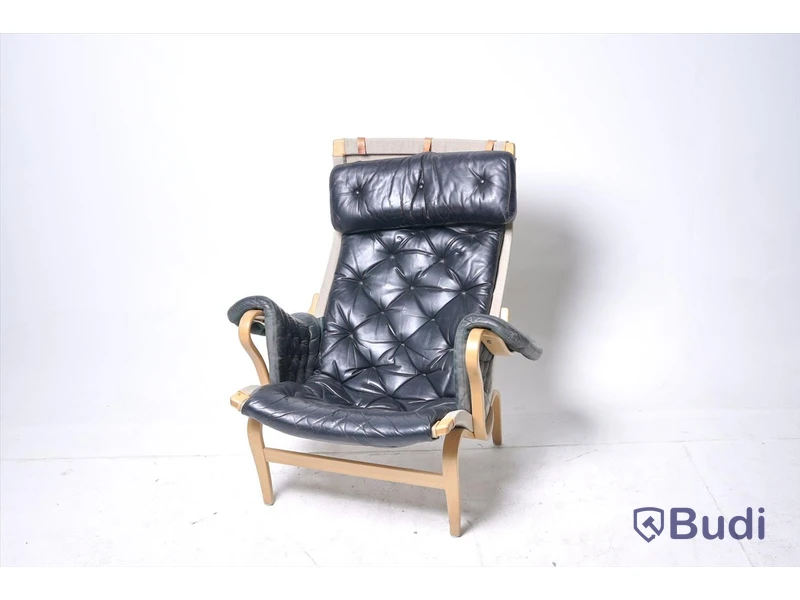 Läderfåtölj  – Pernilla 69 av Bruno Mathsson. Slitage finns.