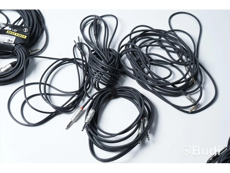 Parti med diverse kablar - Tele, XLR och AUX.