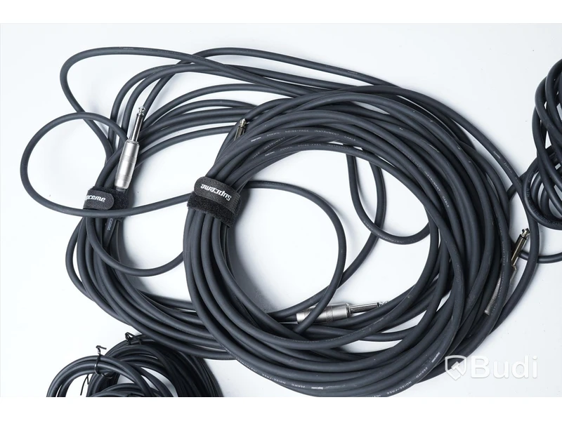 Parti med diverse kablar - Tele, XLR och AUX.