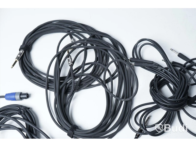 Parti med diverse kablar - Tele, XLR-Tele och Speakon.