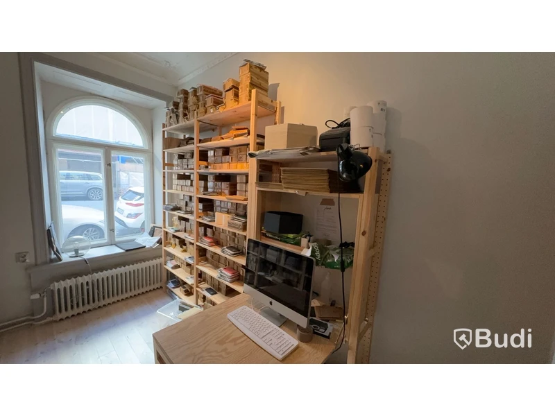 6st sektioner lagerhylla med integrerat bord