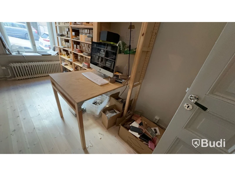 6st sektioner lagerhylla med integrerat bord