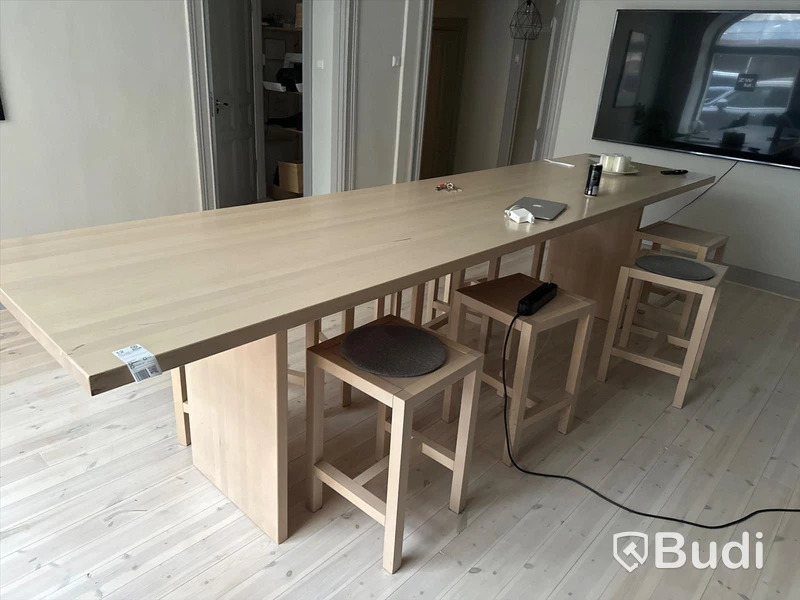 Communitybord 9 st sittpallar. Ca 360 cm långt,86 cm brett