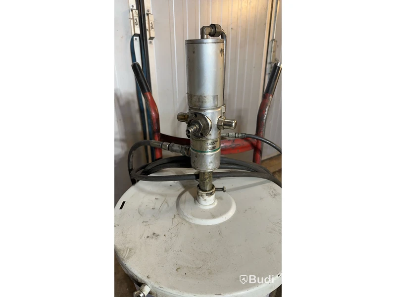 2 st oljevagnar med pump