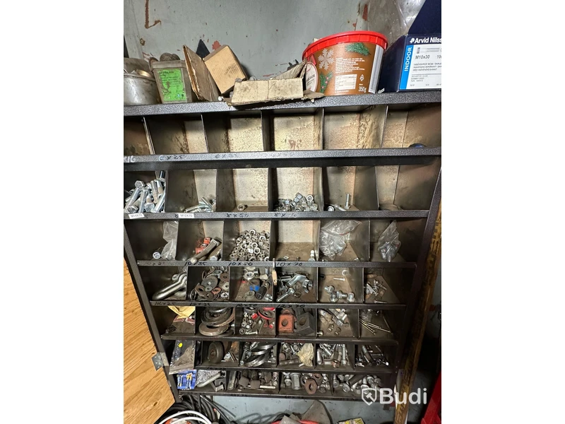 Vägghängda sorteringslådor och innehåll