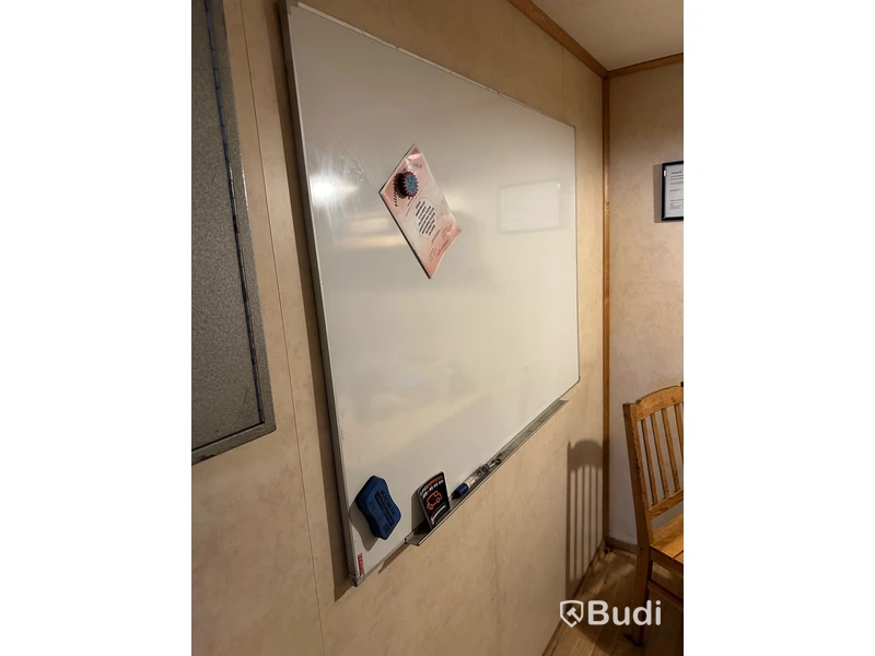 Diverse köksinredning matbord, 4 st stolar, whiteboard, kylskåp, microvågsugn