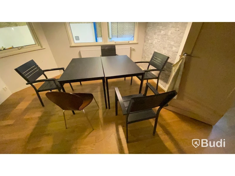 Kontorsmöbler, dataskärm, skrivare med mera.
