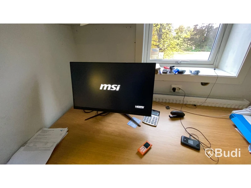 Kontorsmöbler, dataskärm, skrivare med mera.