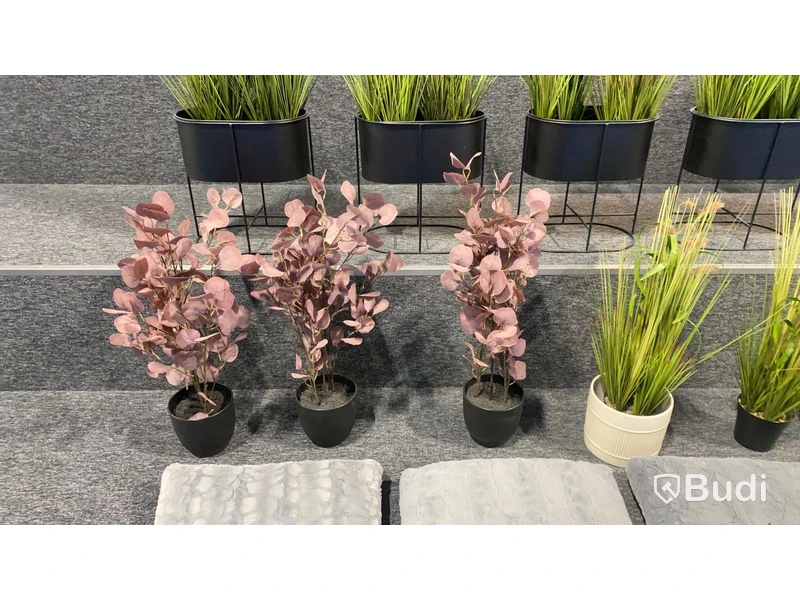 Plastblommor & kuddar