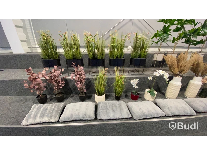 Plastblommor & kuddar