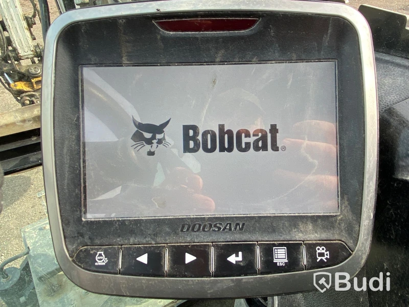 Hjulgrävare med tiltrotator och släp. Bobcat E57W