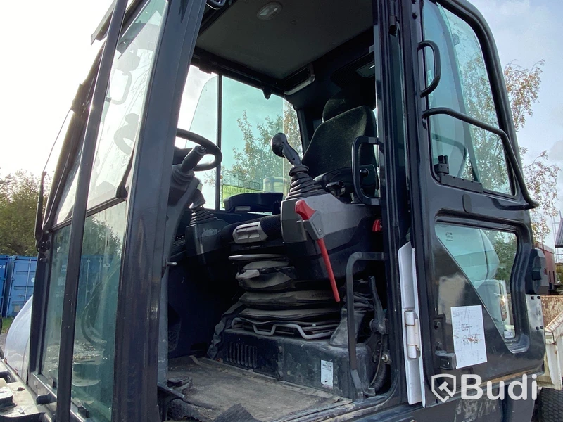 Hjulgrävare med tiltrotator och släp. Bobcat E57W