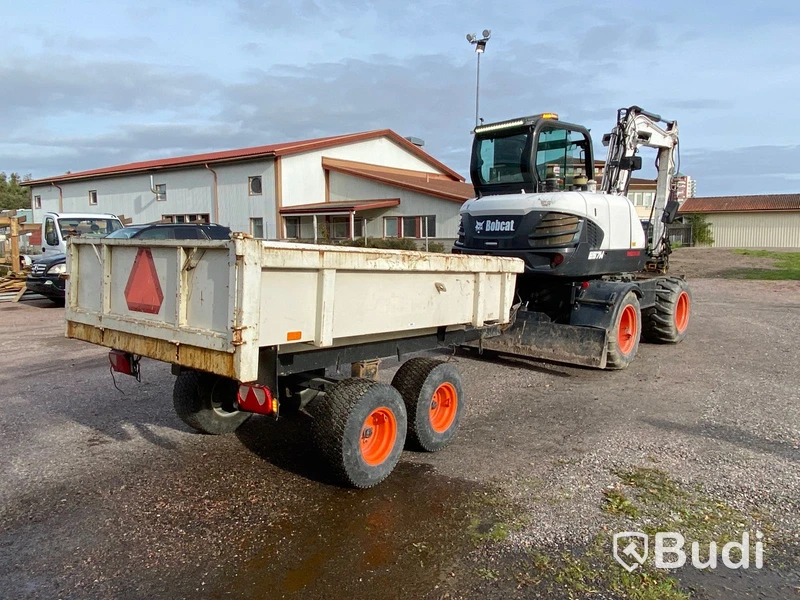 Hjulgrävare med tiltrotator och släp. Bobcat E57W