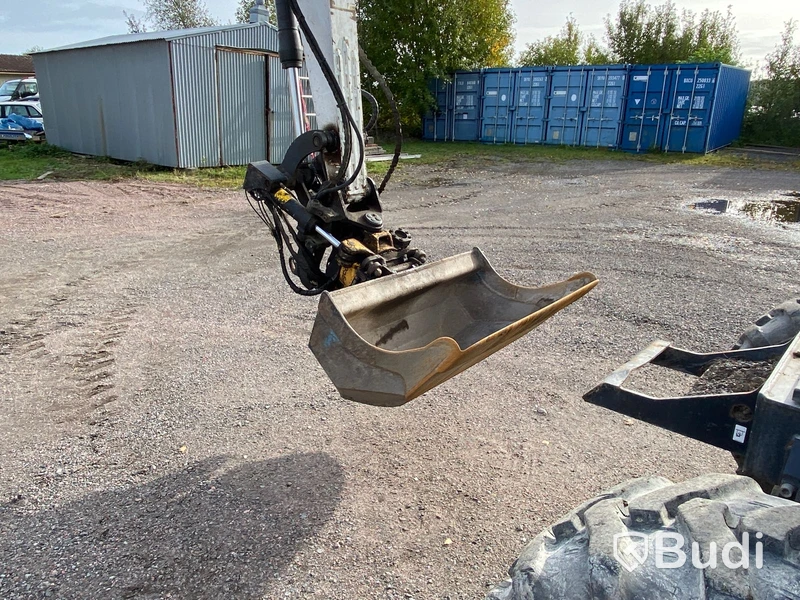Hjulgrävare med tiltrotator och släp. Bobcat E57W