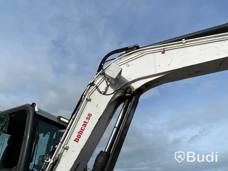 Hjulgrävare med tiltrotator och släp. Bobcat E57W