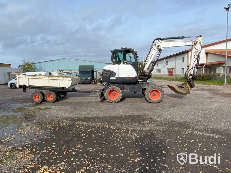 Hjulgrävare med tiltrotator och släp. Bobcat E57W