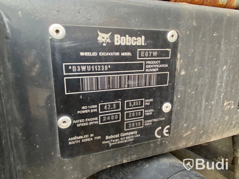 Hjulgrävare med tiltrotator och släp. Bobcat E57W
