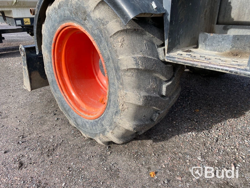 Hjulgrävare med tiltrotator och släp. Bobcat E57W