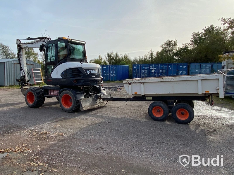 Hjulgrävare med tiltrotator och släp. Bobcat E57W