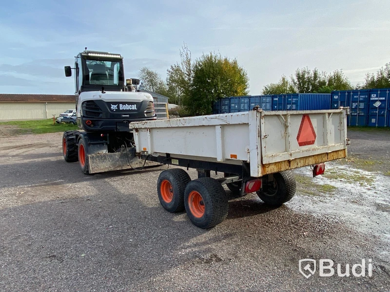 Hjulgrävare med tiltrotator och släp. Bobcat E57W