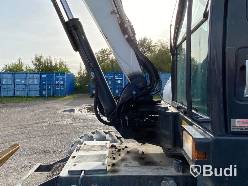 Hjulgrävare med tiltrotator och släp. Bobcat E57W