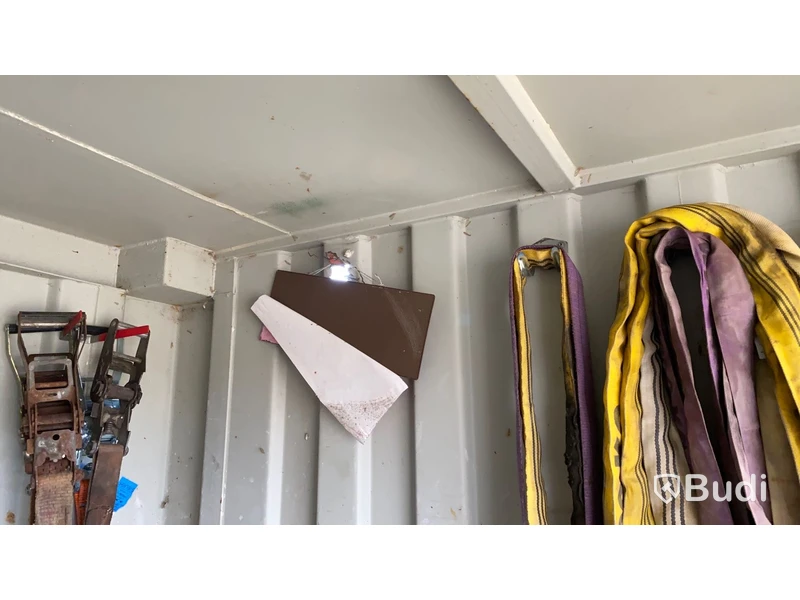 Container 10 fot med innehåll