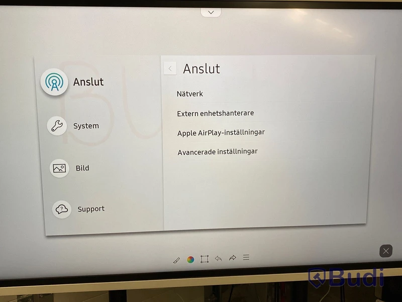 Bildskärm 65-tum med touchfunktion.