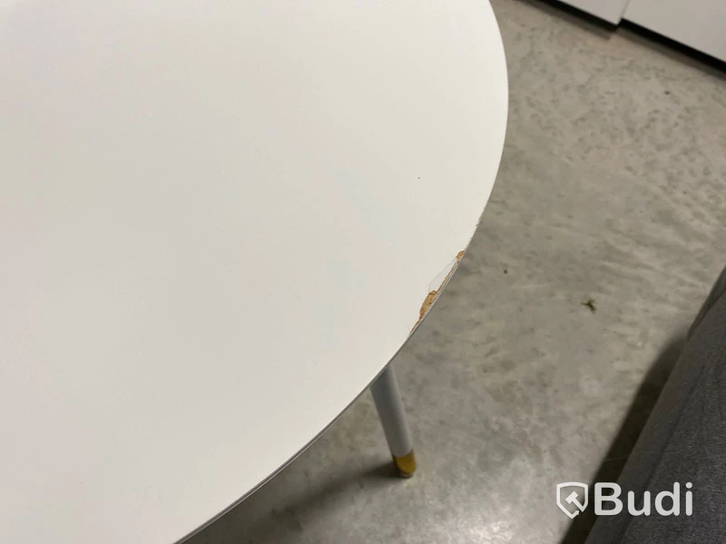 Soffgrupp med bord och skåp.