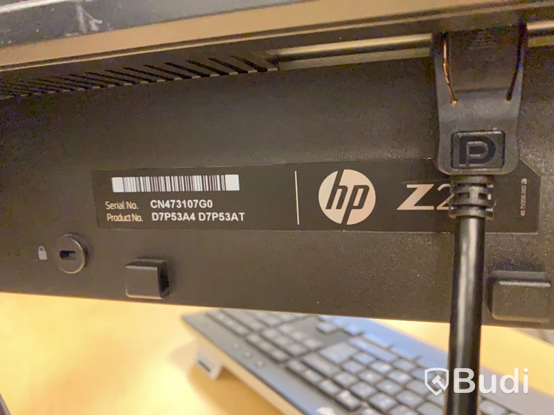 4st HP skärmar med bordsfäste m.m.