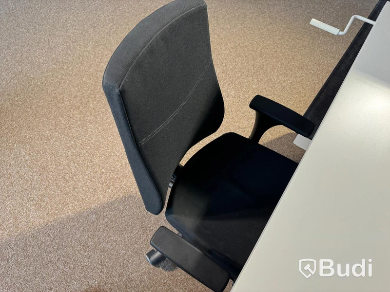 Manuellt höj-och sänkbart skrivbord, skrivbordsstol, bordsskärm och 2 st datorskärmar
