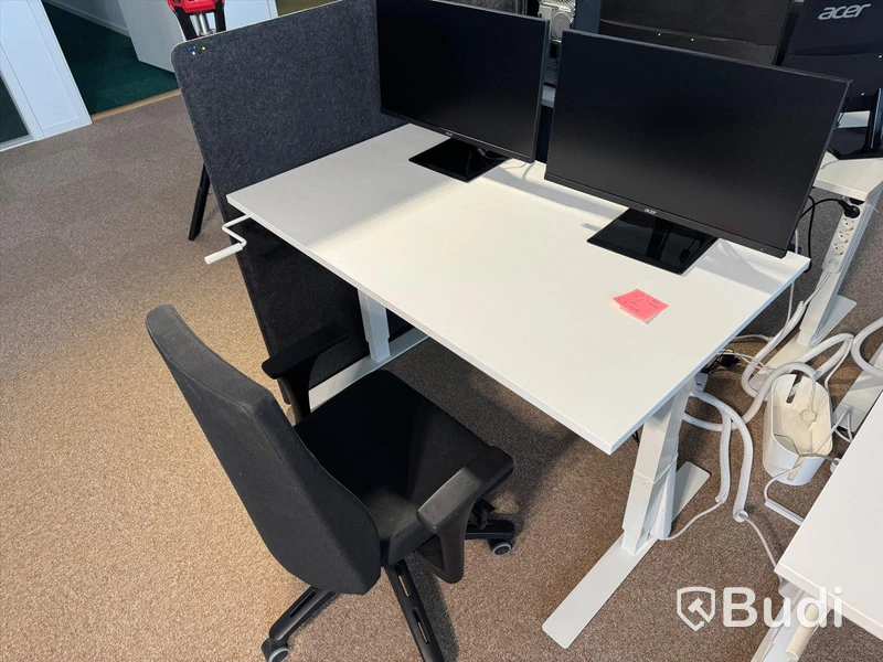 Manuellt höj-och sänkbart skrivbord, skrivbordsstol, bordsskärm och 2 st datorskärmar
