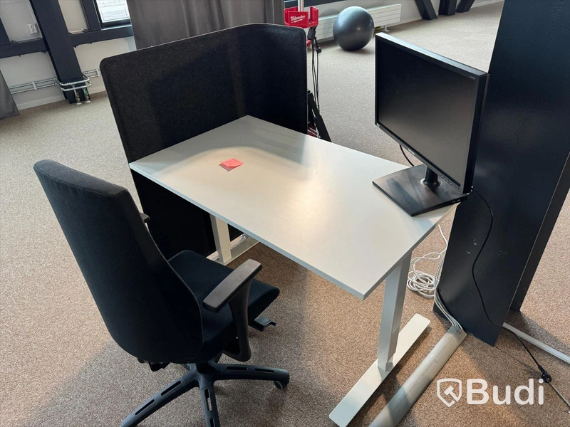 Manuellt höj-och sänkbart skrivbord, skrivbordsstol, bordsskärm och datorskärm