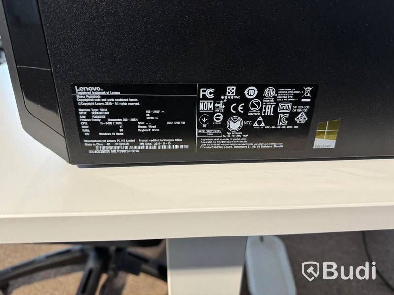 Manuellt höj-och sänkbart skrivbord, skrivbordsstol, bordsskärm, dator och 2 st datorskärmar